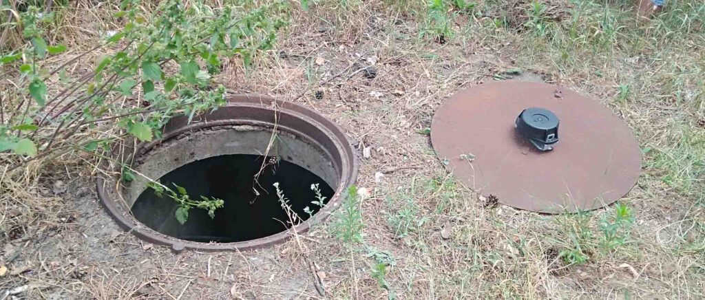 Бездротовий датчик, встановлений на каналізаційному люці